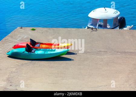 Kayaks colorés sur la côte . Super endroit pour faire du kayak Banque D'Images