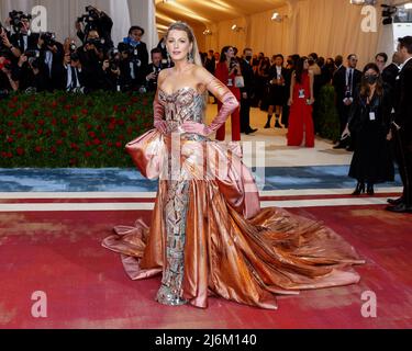 Blake Lively arrive sur le tapis rouge pour le Gala met au Metropolitan Museum of Art en célébrant l'ouverture du Costume Institute de 'In America: An Anthologie of Fashion' à New York le lundi 2 mai 2022. Photo de John Angelillo/UPI Banque D'Images