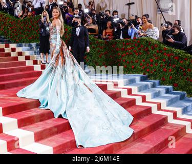 Blake Lively arrive sur le tapis rouge pour le Gala met au Metropolitan Museum of Art en célébrant l'ouverture du Costume Institute de 'In America: An Anthologie of Fashion' à New York le lundi 2 mai 2022. Photo de John Angelillo/UPI Banque D'Images