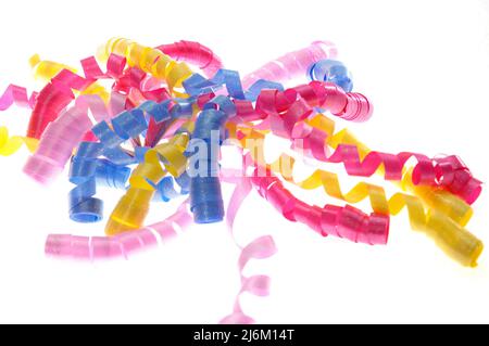 Ruban à boucles coloré, comme pour l'emballage de cadeau, l'artisanat ou la fête Banque D'Images