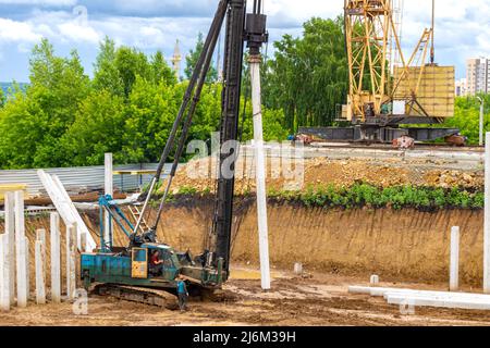 installation du pieu dans la position de conception pour la conduite et la formation de la base du pieu, mise au point sélective Banque D'Images