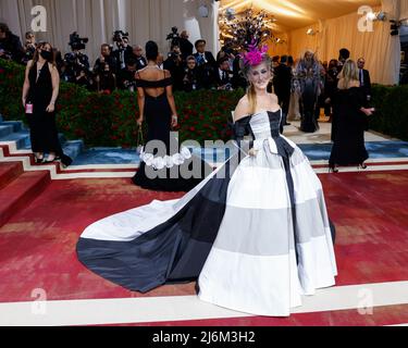 Sarah Jessica Parker arrive sur le tapis rouge pour le gala met au Metropolitan Museum of Art, célébrant l'ouverture de « en Amérique : une Anthologie de la mode » à New York le lundi 2 mai 2022. Photo de John Angelillo/UPI Banque D'Images