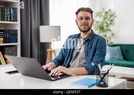 Man with laptop at home Banque D'Images