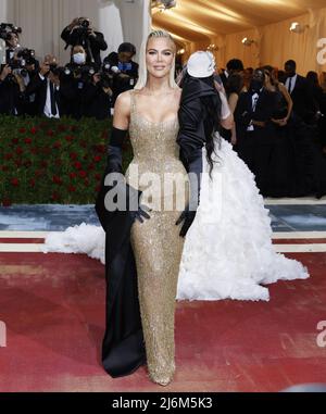 Khloe Kardashian arrive sur le tapis rouge pour le gala met au Metropolitan Museum of Art, célébrant l'ouverture de 'In America: An Anthologie of Fashion' à New York le lundi 2 mai 2022. Photo de John Angelillo/UPI Banque D'Images