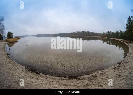 Paysage naturel. Lac de Senftenberg par temps nuageux. Objectif fisheye. Etat fédéral de Brandebourg. Allemagne. Banque D'Images