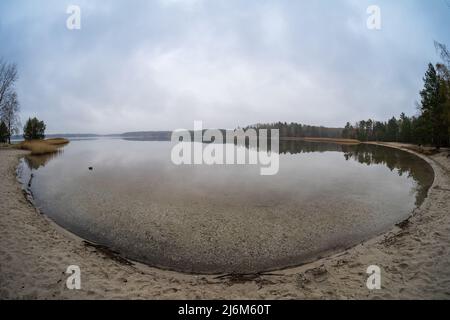 Paysage naturel. Lac de Senftenberg par temps nuageux. Objectif fisheye. Etat fédéral de Brandebourg. Allemagne. Banque D'Images