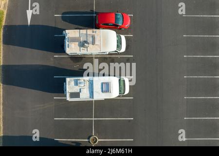 Vue aérienne des camping-cars stationnés sur le parking Banque D'Images