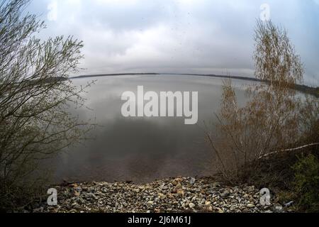 Paysage naturel. Lac de Senftenberg par temps nuageux. Objectif fisheye. Etat fédéral de Brandebourg. Allemagne. Banque D'Images