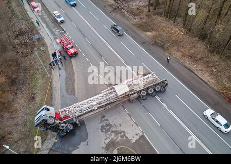 Vue aérienne de l'accident de la route avec chariot renversé bloquant la circulation Banque D'Images