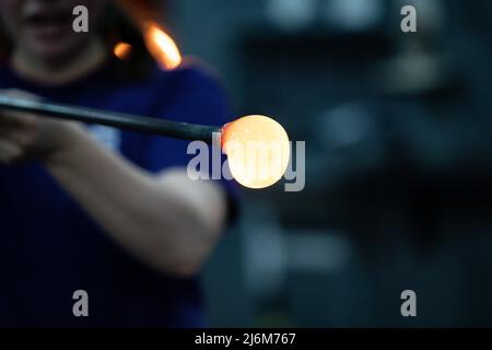 Le verre fondu est transformé en ornement au point de fusion soufflage du verre / art du verre au musée du verre de Corning Banque D'Images