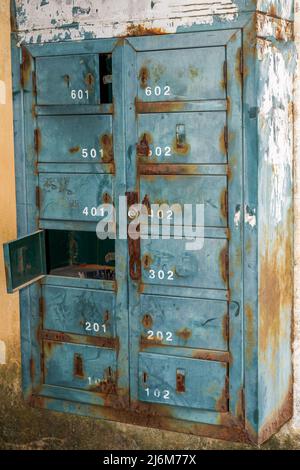 Ancien coffret de boîtes aux lettres en métal vert Banque D'Images