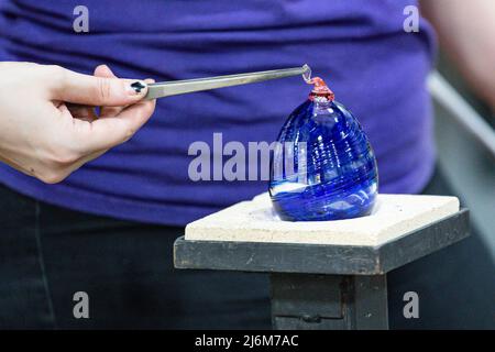 Le verre fondu est transformé en ornement au point de fusion soufflage du verre / art du verre au musée du verre de Corning Banque D'Images