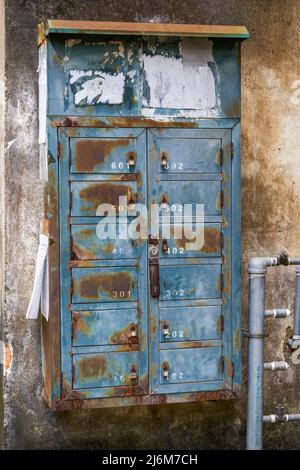 Ancien coffret de boîtes aux lettres en métal vert Banque D'Images