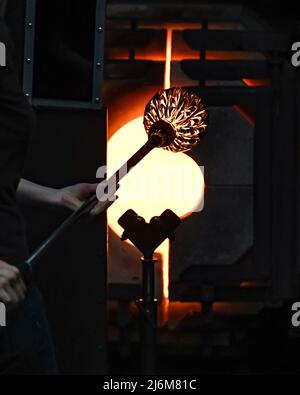 Soufflage du verre - four de verre - trou de gloire - utilisé dans la fabrication de l'art du verre au musée du verre de Corning Banque D'Images