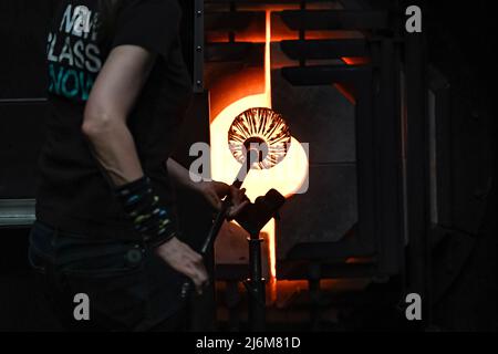 Soufflage du verre - four de verre - trou de gloire - utilisé dans la fabrication de l'art du verre au musée du verre de Corning Banque D'Images