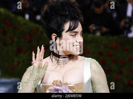 Billie Eilish arrive sur le tapis rouge pour le gala met au Metropolitan Museum of Art, célébrant l'ouverture du Costume Institute de 'In America: An Anthologie of Fashion' à New York, le lundi 2 mai 2022. Photo de John Angelillo/UPI Banque D'Images