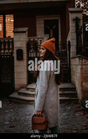 Style de rue de mode par temps froid d'automne d'une jeune fille sur la rue Banque D'Images