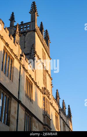 Architecture de la bibliothèque Bodleian au lever du soleil au printemps. Oxford, Oxfordshire, Angleterre Banque D'Images