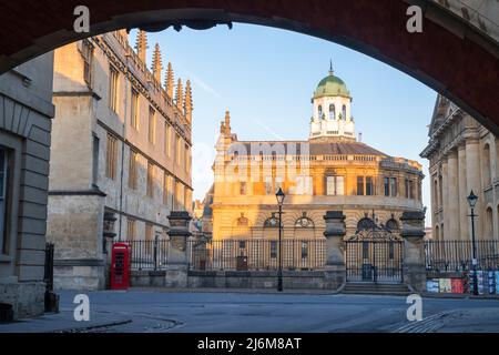 Le Sheldonian Theatre de Under Hertford Bridge au lever du soleil au printemps. Oxford, Oxfordshire, Angleterre Banque D'Images