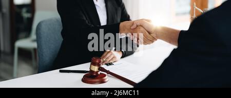 Homme d'affaires se serrer la main pour sceller un accord juges hommes avocats consultation services juridiques Conseil en ce qui concerne les différents contrats pour planifier le Banque D'Images