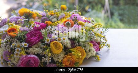 Fleurs sauvages et herbes fraîches et colorées sur une table en marbre, gros plan. Printemps, nature du jardin. Fête des femmes ou des mères, couronne de fleurs bouquet deco Banque D'Images