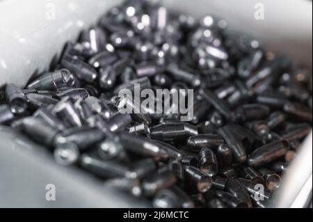 Pile de balles de chasseur de petit calibre dans un contenant en plastique Banque D'Images