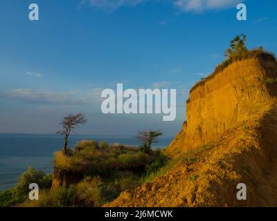 Paysage marin avec côte abrupte d'argile et mer sur le fond Banque D'Images