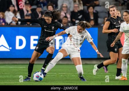 Angel City FC Forward Christen Press (23) contrôle la possession contre le défenseur du courage de la Caroline du Nord Kaleigh Kurtz (3) lors d'un match de la NWSL, vendredi, A Banque D'Images