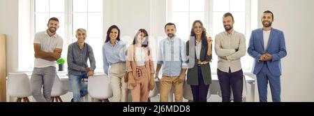 Bannière avec portrait de groupe de professionnels heureux et réussis debout au bureau Banque D'Images