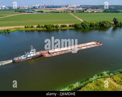 Une barge flotte sur la rivière Banque D'Images