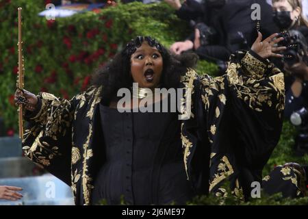 NEW YORK, NEW YORK - 02 MAI : Lizzo au Gala met 2022 célébrant « en Amérique : une anthologie de la mode » au Metropolitan Museum of Art le 02 mai 2022 à New York. Crédit: RW/MediaPunch crédit: MediaPunch Inc/Alamy Live News Banque D'Images