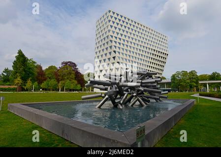 Sculpture sur eau cinétique par l'artiste Pol Bury au bâtiment du Gouvernement Provincehuis sur Koningin Elisabethlei à Anvers Banque D'Images