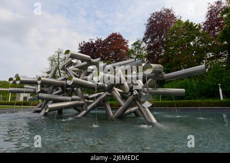 Sculpture sur eau cinétique par l'artiste Pol Bury au bâtiment du Gouvernement Provincehuis sur Koningin Elisabethlei à Anvers Banque D'Images