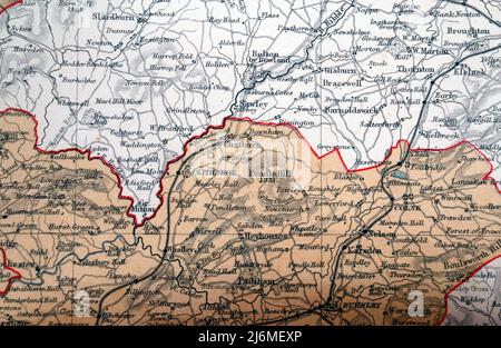 Détail d'une carte de 1868 du comté Palatin de Lancaster, ainsi Lancashire comme il était alors, de l'Ordnance Survey par J. Bartholomew F.G.R.S.; cette section incluant Burnley, Clitheroe, Padiham, Bowland, Pendle Hill, Mitton, Chatburn. Yorkshire du Nord. Banque D'Images