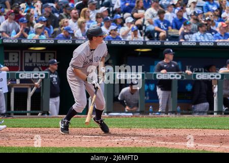 Mai 1 2022 : premier baseman D.J. de New York Lemahieu (26) obtient un succès pendant le jeu avec New York Yankees et Kansas City Royals tenu au stade Kauffman dans Kansas City Mo. David Seelig/Cal Sport Medi Banque D'Images