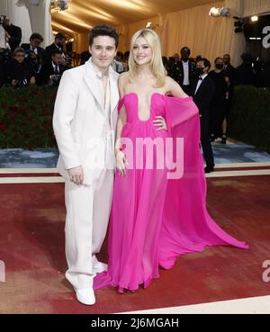 New York, États-Unis. 03rd mai 2022. Brooklyn Beckham et Nicola Peltz arrivent sur le tapis rouge pour le Gala met au Metropolitan Museum of Art pour célébrer l'ouverture du Costume Institute de 'In America: An Anthologie of Fashion' à New York le lundi 2 mai 2022. Photo de John Angelillo/UPI crédit: UPI/Alay Live News Banque D'Images