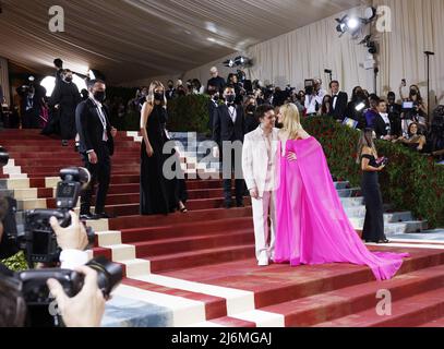 New York, États-Unis. 03rd mai 2022. Brooklyn Beckham et Nicola Peltz arrivent sur le tapis rouge pour le Gala met au Metropolitan Museum of Art pour célébrer l'ouverture du Costume Institute de 'In America: An Anthologie of Fashion' à New York le lundi 2 mai 2022. Photo de John Angelillo/UPI crédit: UPI/Alay Live News Banque D'Images