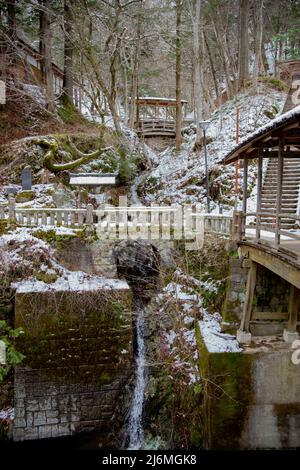 La neige tombe dans les montagnes japonaises sous un ciel nuageux Banque D'Images