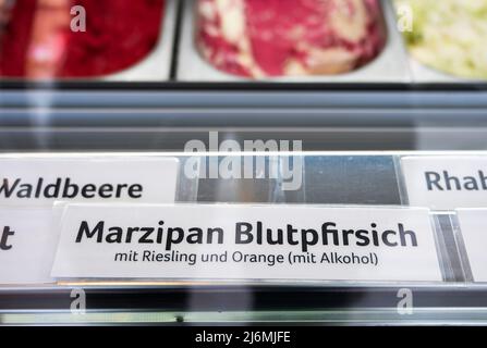 PRODUCTION - 28 avril 2022, Berlin: Dans un magasin de crème glacée à Prenzlauer Berg, la variété de crème glacée Marzipan Blood Peach avec Riesling et Orange (avec alcool) est offerte. Beaucoup de gens sont familiers avec le fait que les villes et les villages deviennent d'abord plus beaux, puis plus chers. Mais comment pouvez-vous dire aujourd'hui qu'une région devient de plus en plus noble ? (À dpa: 'Première hanche, puis cher - Comment reconnaître le changement dans la ville') photo: Christophe bateau/dpa Banque D'Images