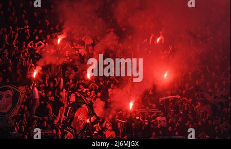 29 avril 2022, Basse-Saxe, Hanovre: Football: 2nd Bundesliga, match de 32: Hanovre 96 - Karlsruher SC à l'HDI Arena. Les fans de Hanovre brûlent des pétards. Photo: Daniel Reinhardt/dpa - NOTE IMPORTANTE: Conformément aux exigences de la DFL Deutsche Fußball Liga et de la DFB Deutscher Fußball-Bund, il est interdit d'utiliser ou d'avoir utilisé des photos prises dans le stade et/ou du match sous forme de séquences d'images et/ou de séries de photos de type vidéo. Banque D'Images