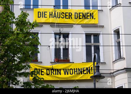 PRODUCTION - 28 avril 2022, Berlin: À Prenzlauer Berg, il y a des bannières sur la façade d'une maison qui lisent "les maisons pour ceux qui vivent dans eux! Beaucoup de gens sont familiers avec le fait que les villes et les villages deviennent d'abord plus beaux, puis plus chers. Mais comment pouvez-vous dire aujourd'hui qu'un quartier est de plus en plus haut de gamme? (À dpa: 'Première hanche, puis cher - Comment reconnaître le changement dans la ville') photo: Christophe bateau/dpa Banque D'Images