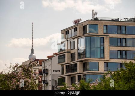 PRODUCTION - 28 avril 2022, Berlin: La tour de télévision se voit derrière un bâtiment avec des appartements de luxe à Prenzlauer Berg. Beaucoup de gens sont familiers avec le fait que les villes et les villages deviennent d'abord plus beaux, puis plus chers. Mais comment pouvez-vous dire aujourd'hui qu'une région est de plus en plus haut de gamme? (À dpa: 'Première hanche, puis cher - Comment reconnaître le changement dans la ville') photo: Christophe bateau/dpa Banque D'Images