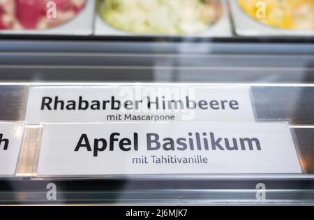 PRODUCTION - 28 avril 2022, Berlin: Dans un magasin de crème glacée à Prenzlauer Berg, la variété de crème glacée Apple Basil à la vanille tahitienne est offerte. Beaucoup de gens sont familiers avec le fait que les villes et les villages deviennent d'abord plus beaux, puis plus chers. Mais comment pouvez-vous dire aujourd'hui qu'un quartier est de plus en plus haut de gamme? Venez d'abord les étudiants et les artistes, puis les cafés et les restaurants. Le grand salon de crème glacée aux saveurs telles que pomme-basilic ou banane-pecan-chèvre lait-caramel. (À dpa: 'Première hanche, puis cher - Comment reconnaître le changement dans la ville') photo: Christophe bateau Banque D'Images