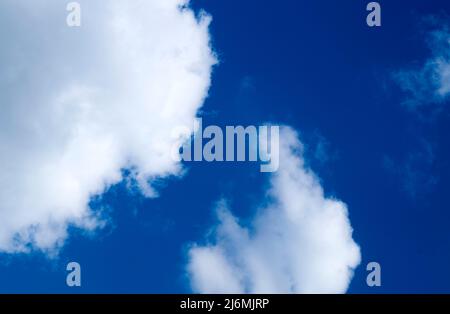 Lumière naturelle et nuages blancs flottant sur le ciel bleu Banque D'Images
