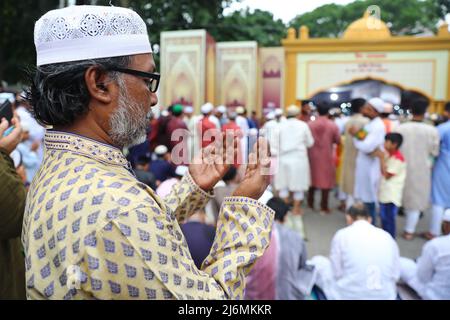 DHAKA,BANGLADESH,MAI ,03,2022- les dévotés musulmans offrent une prière spéciale du matin pour commencer le festival Eid al-Fitr, qui marque la fin de leur Saint fas Banque D'Images