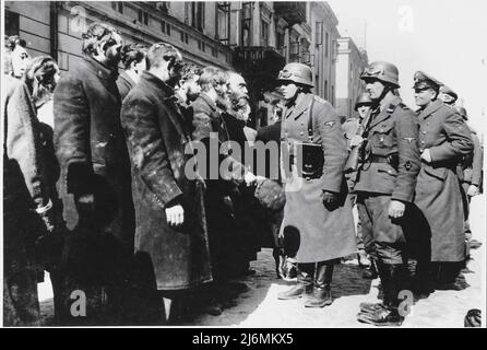 Un sergent SS (Oberscharfuehrer) interroge les juifs religieux capturés lors de la répression du soulèvement du ghetto de Varsovie. Le capti allemand original Banque D'Images