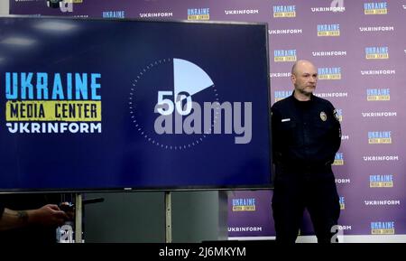 Non exclusif: KIEV, UKRAINE - 02 MAI 2022 - le chef adjoint de la Direction de la police nationale dans la région de Kiev Maksym Ochreetyanyi est photographié au cours d'un b b Banque D'Images