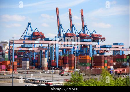 27 avril 2022, Hambourg: Le site du terminal de conteneurs HLA Altenwerder (CTA). Photo: Jonas Walzberg/dpa Banque D'Images