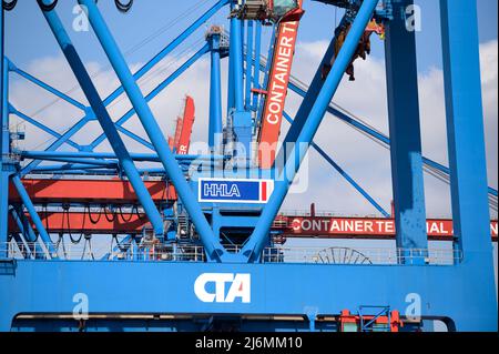 27 avril 2022, Hambourg : grues portiques à conteneurs sur le site du terminal à conteneurs HLA Altenwerder (CTA). Photo: Jonas Walzberg/dpa Banque D'Images