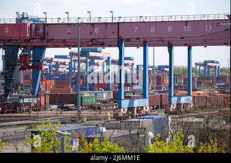 27 avril 2022, Hambourg: Le site du terminal de conteneurs HLA Altenwerder (CTA). Photo: Jonas Walzberg/dpa Banque D'Images